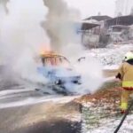 Kahramanmaraş’ta hareket halindeki araçta yangın çıktı, otomobil kullanılamaz hale geldi.