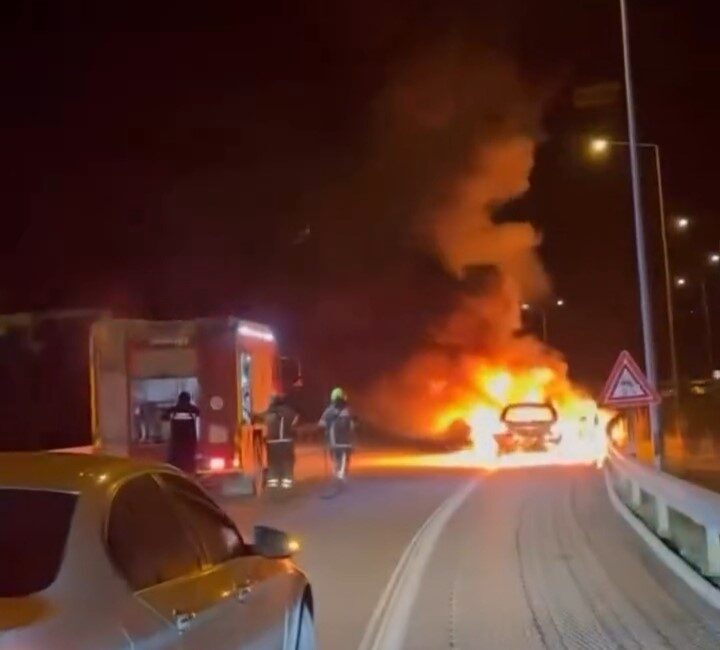 Bursa’da otomobilin motorunda yangın çıktı, araç kullanılamaz hale geldi. Bursa’da otomobilin motorunda yangın çıktı, araç kullanılamaz hale geldi.