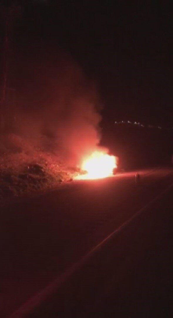 Belen’de yangına maruz kalan otomobil, tamamen yandı ve kullanılamaz hale geldi. Belen’de yangına maruz kalan otomobil, tamamen yandı ve kullanılamaz hale geldi.