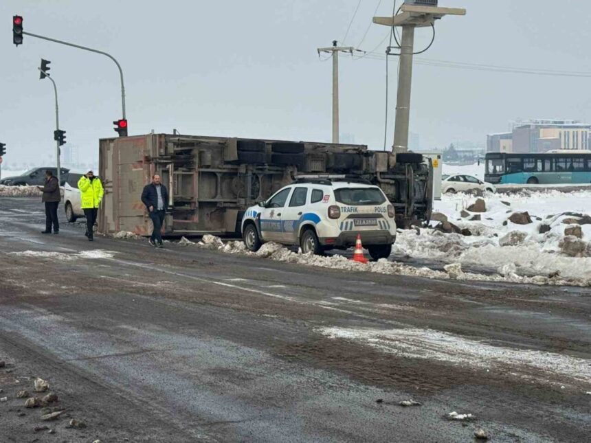 Diyarbakır Kayapınar’da kaygan yolda devrilen tırın sürücüsü yaralandı. Diyarbakır Kayapınar’da kaygan yolda devrilen tırın sürücüsü yaralandı.