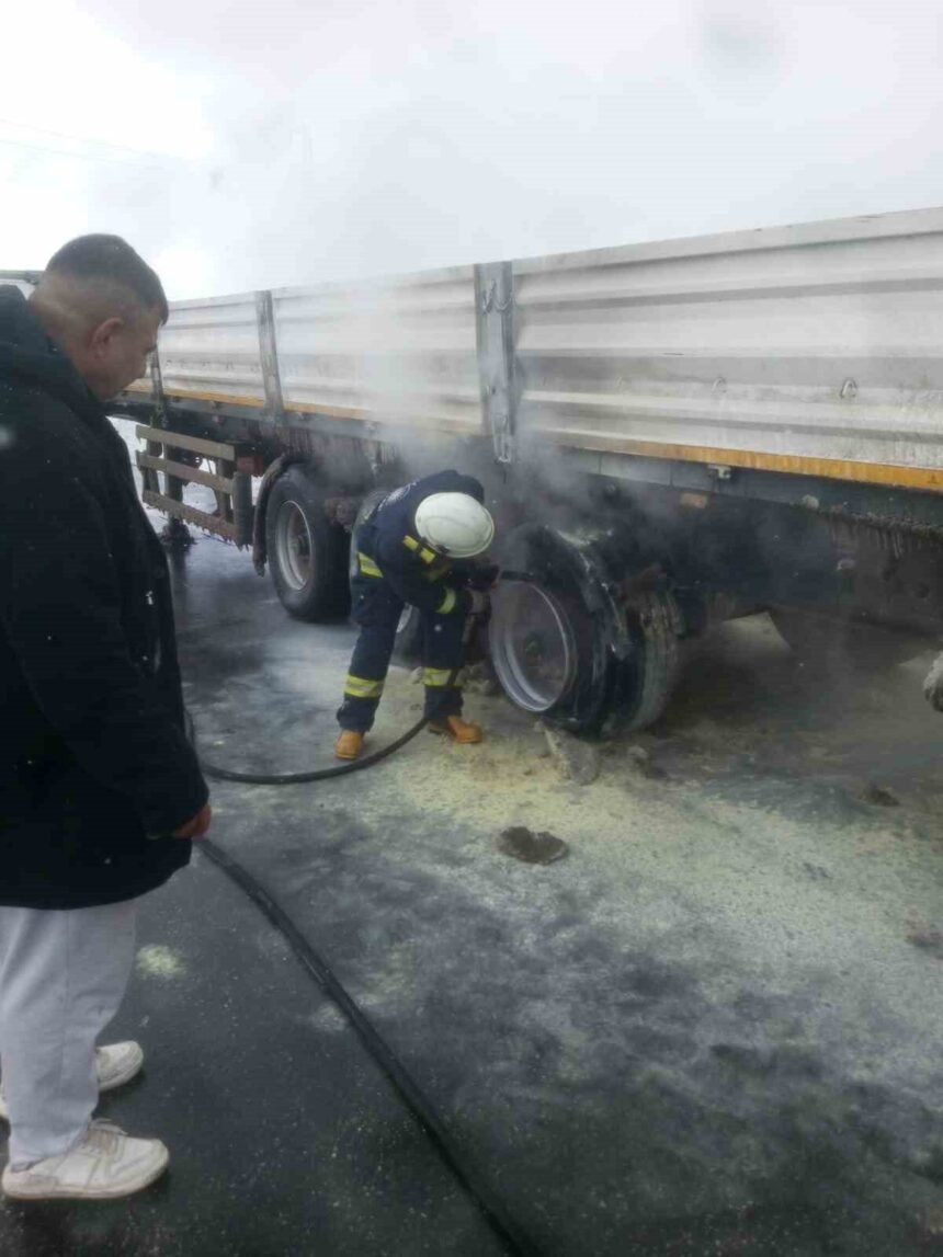 Van-Erciş kara yolunda seyir halindeki tırın alev alan lastikleri itfaiye tarafından söndürüldü. Van-Erciş kara yolunda seyir halindeki tırın alev alan lastikleri itfaiye tarafından söndürüldü.