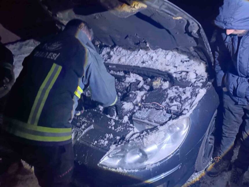 Erciş’te seyir halindeki otomobilin motoruna karla müdahale edildi. Erciş’te seyir halindeki otomobilin motoruna karla müdahale edildi.