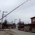 Seyitgazi’de Fırtına Nedeniyle Devrilen 30 Metrelik Bayrak Direği Elektrik Tellerine Çarptı