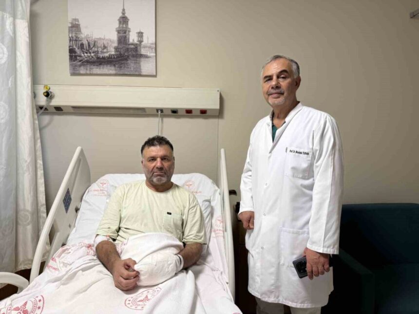 Sıcak su torbası patlayan 51 yaşındaki Fariz Aydın’ın vücudunda yüzde 30 yanık oluştu. Sıcak su torbası patlayan 51 yaşındaki Fariz Aydın’ın vücudunda yüzde 30 yanık oluştu.