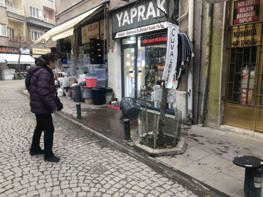 Eskişehir’de etkili fırtına, inşaat panellerinin savrulmasına ve esnaf mallarının dağılmasına neden oldu. Eskişehir’de etkili fırtına, inşaat panellerinin savrulmasına ve esnaf mallarının dağılmasına neden oldu.