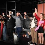 Kara mizah ve toplumsal eleştiriyi absürt dille birleştiren ‘Şiddetli Geçimsizlik’, Manisa’da ilgiyle karşılandı.