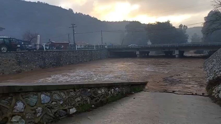 Ula’da Şiddetli Yağışlar Hayatı Olumsuz Etkiledi, Gökçe Mahallesi’nde Dere Taşkınlarıyla Karşılaşıldı. Ula’da Şiddetli Yağışlar Hayatı Olumsuz Etkiledi, Gökçe Mahallesi’nde Dere Taşkınlarıyla Karşılaşıldı.