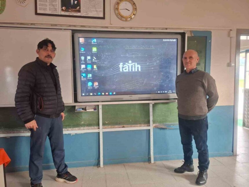 Sarıgöl’deki Sığırtmaçlı İlkokulu’na iki yeni akıllı tahta kazandırıldı, eğitimde verim artacak. Sarıgöl’deki Sığırtmaçlı İlkokulu’na iki yeni akıllı tahta kazandırıldı, eğitimde verim artacak.