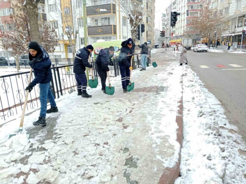 Siirt’te karla mücadele çalışmaları sürdürülüyor