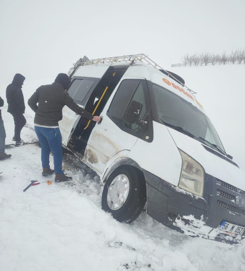 Siirt’te karla mücadele ekipleri, hastaları sağlık ekiplerine ulaştırmak için yolları açıyor. Siirt’te karla mücadele ekipleri, hastaları sağlık ekiplerine ulaştırmak için yolları açıyor.