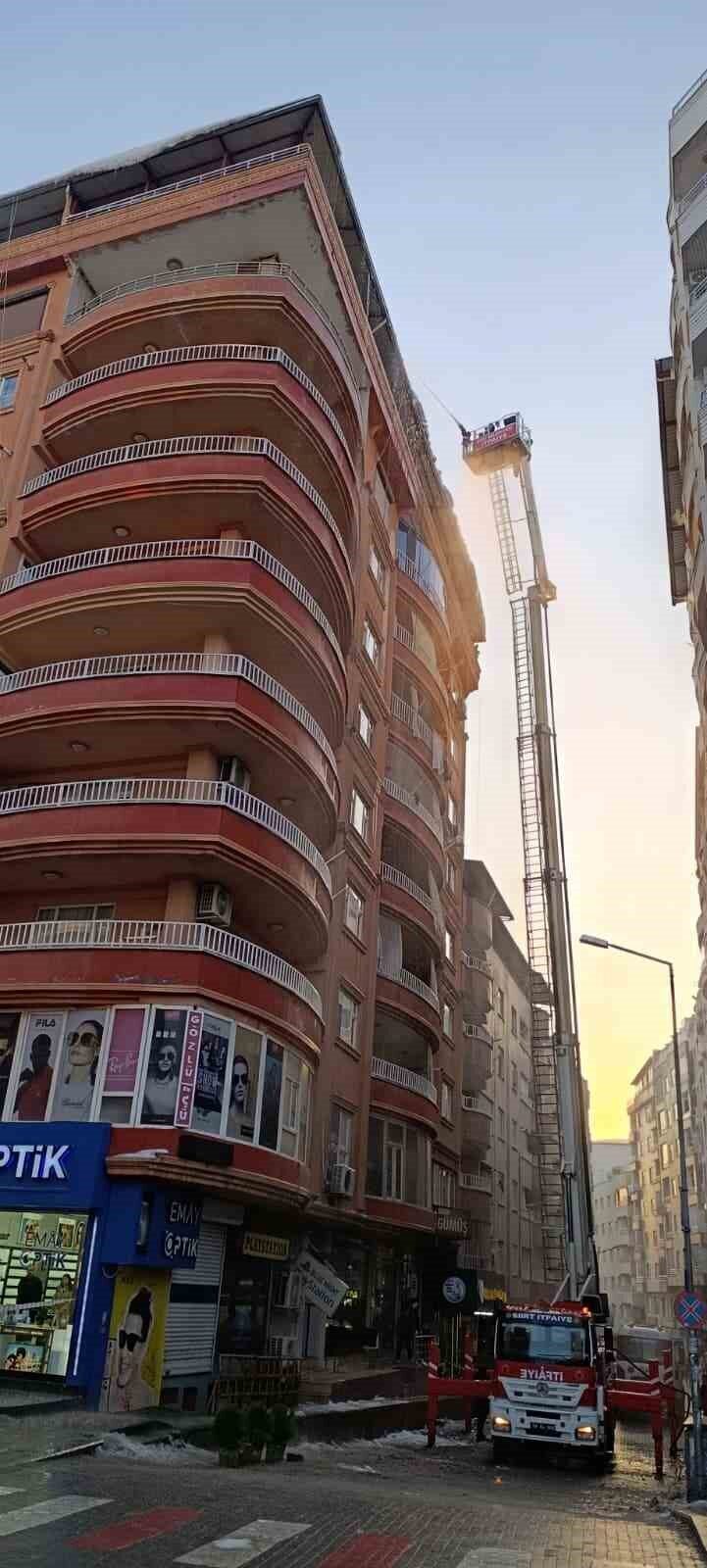 Siirt İtfaiyesi, 40 metreye kadar ulaşabilen yeni hidrolik merdiveni faaliyete geçirdi. Siirt İtfaiyesi, 40 metreye kadar ulaşabilen yeni hidrolik merdiveni faaliyete geçirdi.