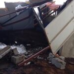 Siirt’te yoğun kar nedeniyle çiftlik çatısı çöktü, 5 buzağı yaşamını kaybetti.