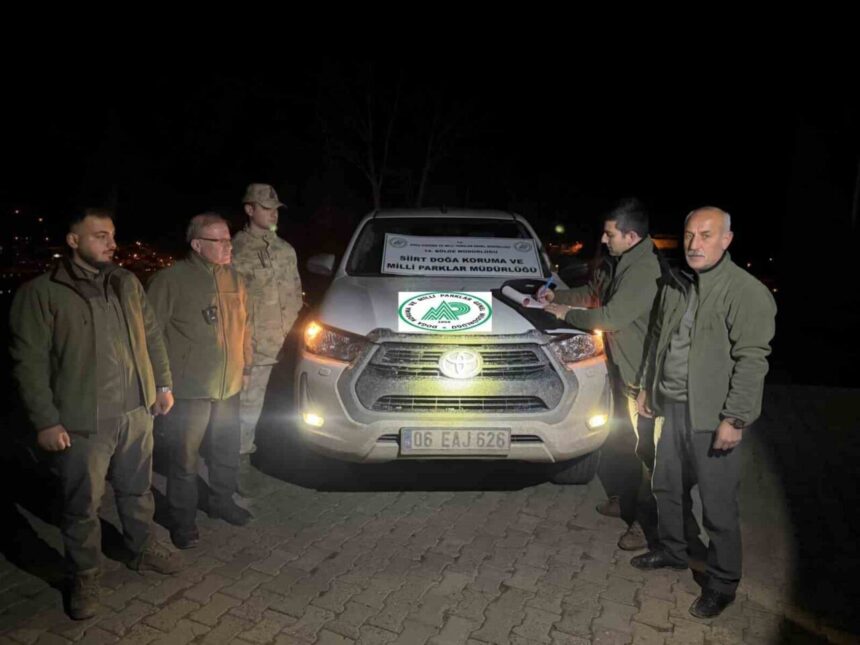 Siirt’te av belgeleri eksik ve av alanı yasak olan yerde kınalı keklik avlayan kişiye 30 bin 797 lira ceza kesildi. Siirt’te av belgeleri eksik ve av alanı yasak olan yerde kınalı keklik avlayan kişiye 30 bin 797 lira ceza kesildi.