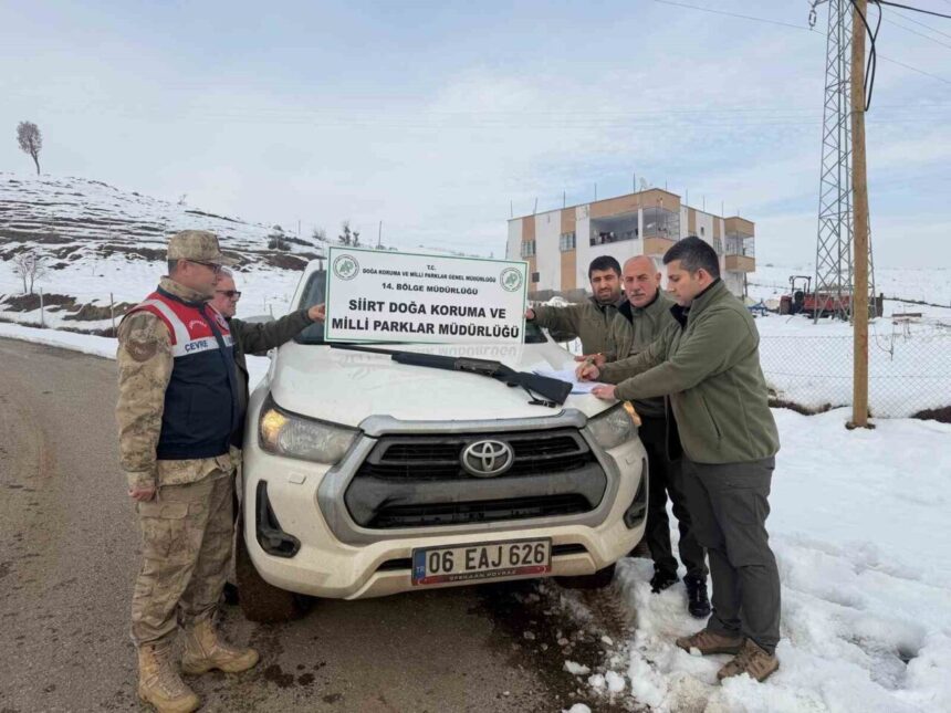 Siirt’in Şirvan ilçesinde izinsiz avcılıktan bir kişiye 19 bin 303 lira ceza kesildi. Siirt’in Şirvan ilçesinde izinsiz avcılıktan bir kişiye 19 bin 303 lira ceza kesildi.