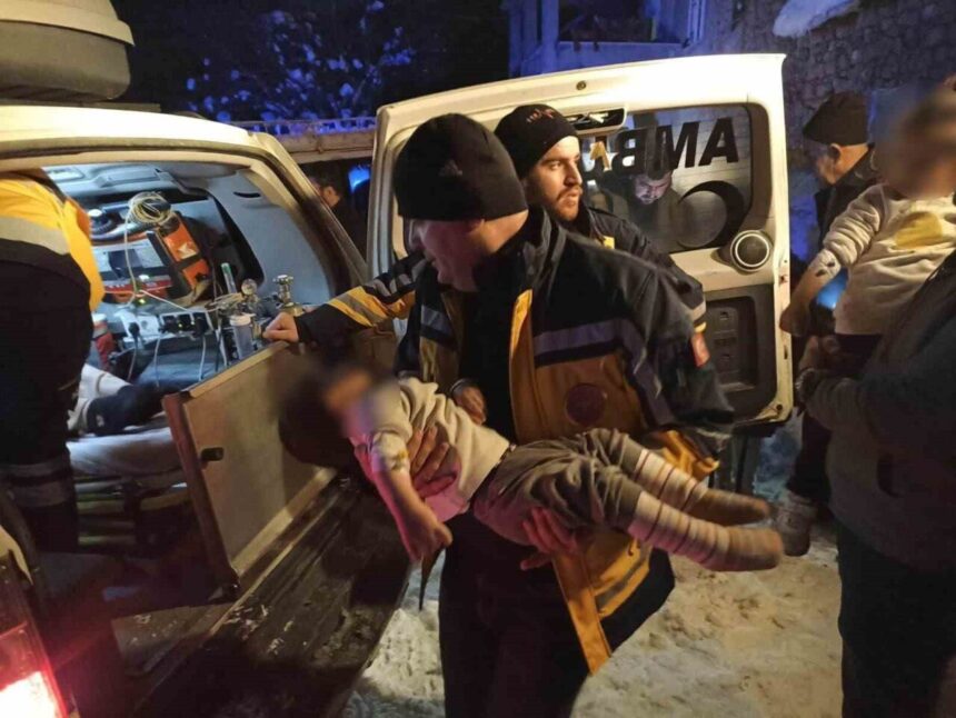 Siirt’te yoğun kar yağışı nedeniyle hastalar sağlık ekipleri tarafından hastaneye ulaştırıldı.