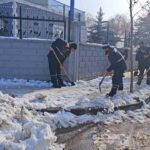 Siirt’te yoğun kar yağışına karşı belediye ekipleri ulaşım ve yaya güvenliği için çalışmalara devam ediyor.