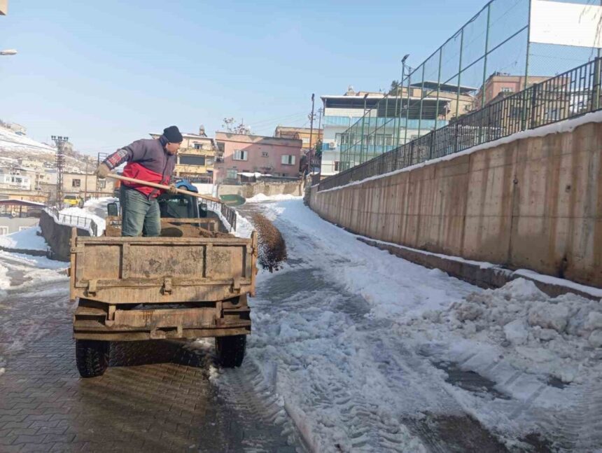 Siirt Belediyesi, kent merkezindeki karla mücadele çalışmalarını devam ettiriyor.