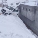 Siirt’in Baykan ilçesinde buzlu yolda kayıp evin duvarına asılan hafif ticari araçta hasar oluştu.