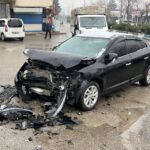 Kurtalan’da refüje çarpan araçta 2 kişi yaralandı.