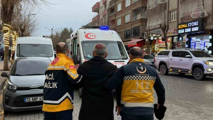 Siirt’te epilepsi hastası dengesini kaybedip düşerek yaralandı. Siirt’te epilepsi hastası dengesini kaybedip düşerek yaralandı.
