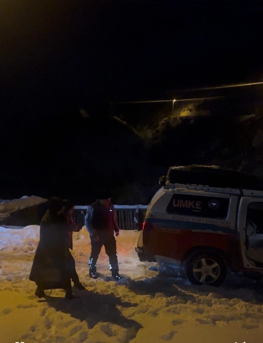 Siirt’te UMKE ekipleri yoğun kar koşullarında hastalara ilk müdahaleyi gerçekleştiriyor.