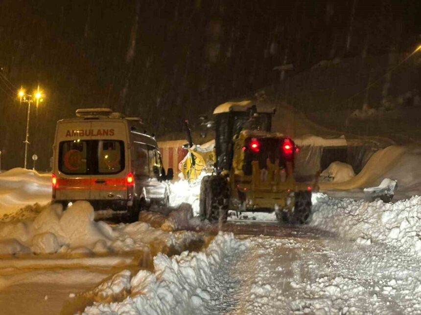 Siirt’te yoğun kar yağışına rağmen UMKE ve 112 acil sağlık ekipleri özveriyle görev yapıyor.