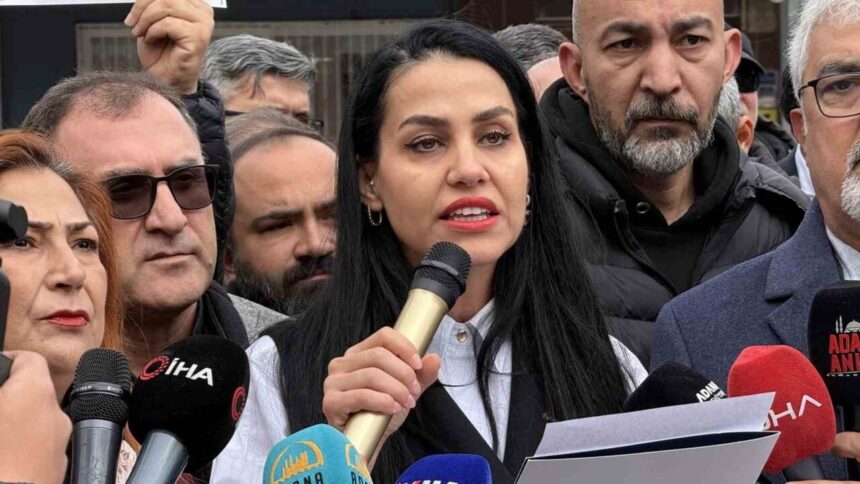 Adana’da eski öğrencisinin babası tarafından saldırıya uğrayan öğretmen Aziz Gülen, “Haksız yere saldırıya maruz kaldım” dedi. Adana’da eski öğrencisinin babası tarafından saldırıya uğrayan öğretmen Aziz Gülen, “Haksız yere saldırıya maruz kaldım” dedi.