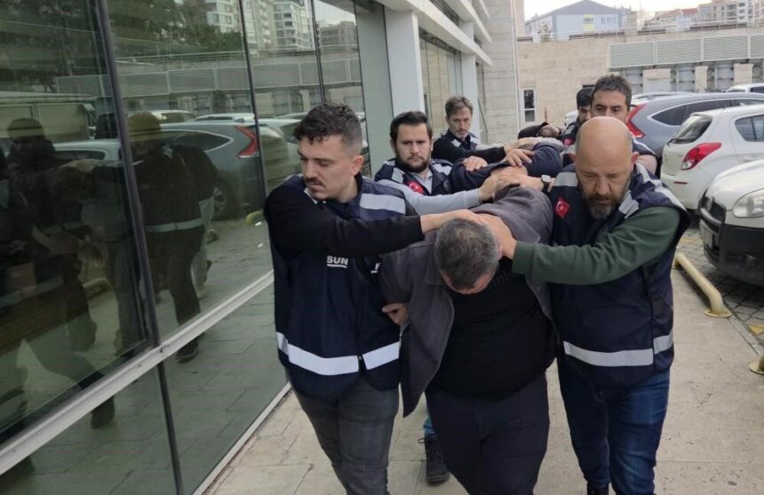 Samsun’da 200 bin TL yağmalama iddiasıyla gözaltına alınan 4 kişi mahkemece tutuklandı. Samsun’da 200 bin TL yağmalama iddiasıyla gözaltına alınan 4 kişi mahkemece tutuklandı.
