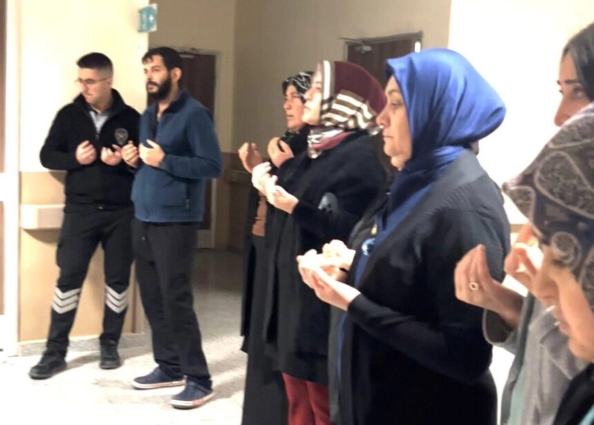 Simav Hastanesinde vefat eden sağlık çalışanları için dua ve lokma hayrı düzenlendi. Simav Hastanesinde vefat eden sağlık çalışanları için dua ve lokma hayrı düzenlendi.