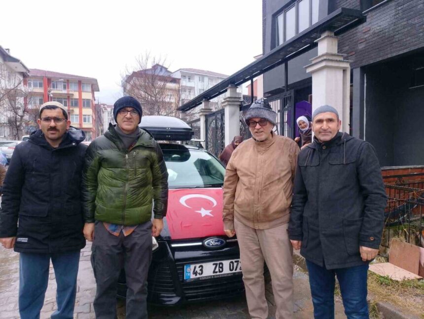 Simav’dan umre ibadeti için özel araçla yola çıkan 4 kişilik grup dualarla uğurlandı. Simav’dan umre ibadeti için özel araçla yola çıkan 4 kişilik grup dualarla uğurlandı.