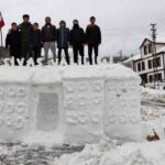 Koyulhisar’daki Adem Soylu, Kız Kulesi’nden esinlenerek köyde kardan maketler yaptı.