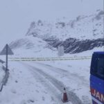 Sincik’te etkili kar yağışı ulaşımı olumsuz etkiledi, Malatya yolu trafiğe kapatıldı.