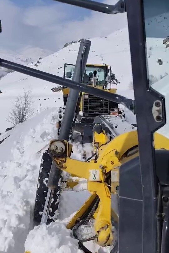 Sincik’te yoğun kar yağışı nedeniyle kapanan köy yolları açılmaya başlandı. Sincik’te yoğun kar yağışı nedeniyle kapanan köy yolları açılmaya başlandı.