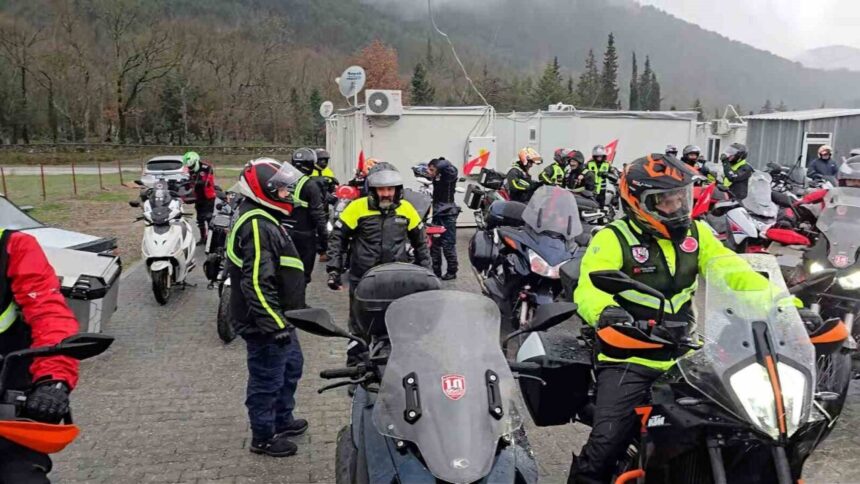 Motor tutkunları Sındırgı’ya gelerek depremzedelere moral verdi Motor tutkunları Sındırgı’ya gelerek depremzedelere moral verdi