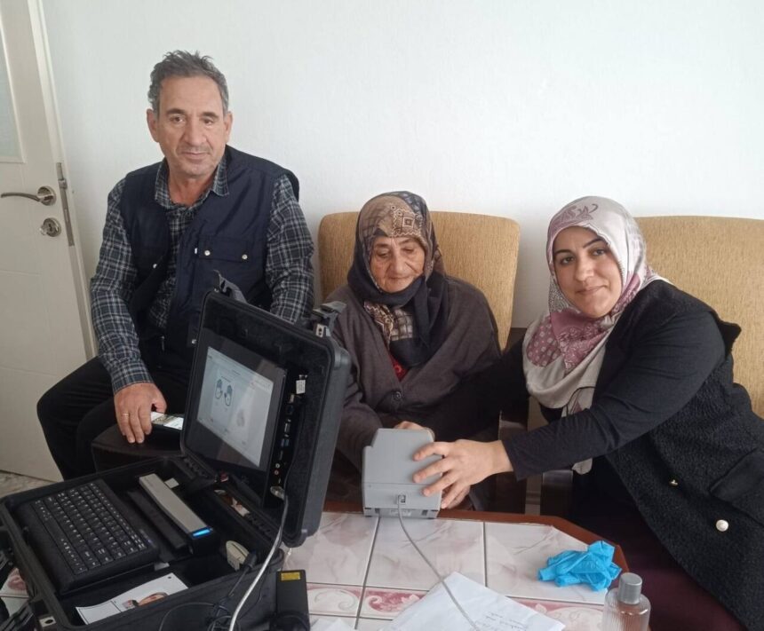 Sinop’ta evde kimlik başvurusu hizmeti, yaşlı ve engelli vatandaşlar için devam ediyor. Sinop’ta evde kimlik başvurusu hizmeti, yaşlı ve engelli vatandaşlar için devam ediyor.