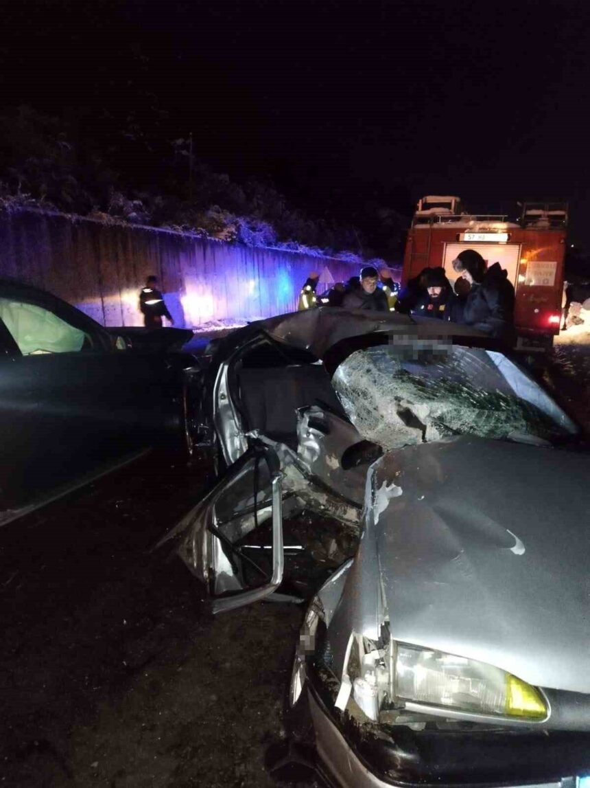 Sinop’ta Türkeli-Ayancık karayolunda iki aracın çarpışması sonucu 2 kişi yaşamını yitirdi, 3 kişi yaralandı.