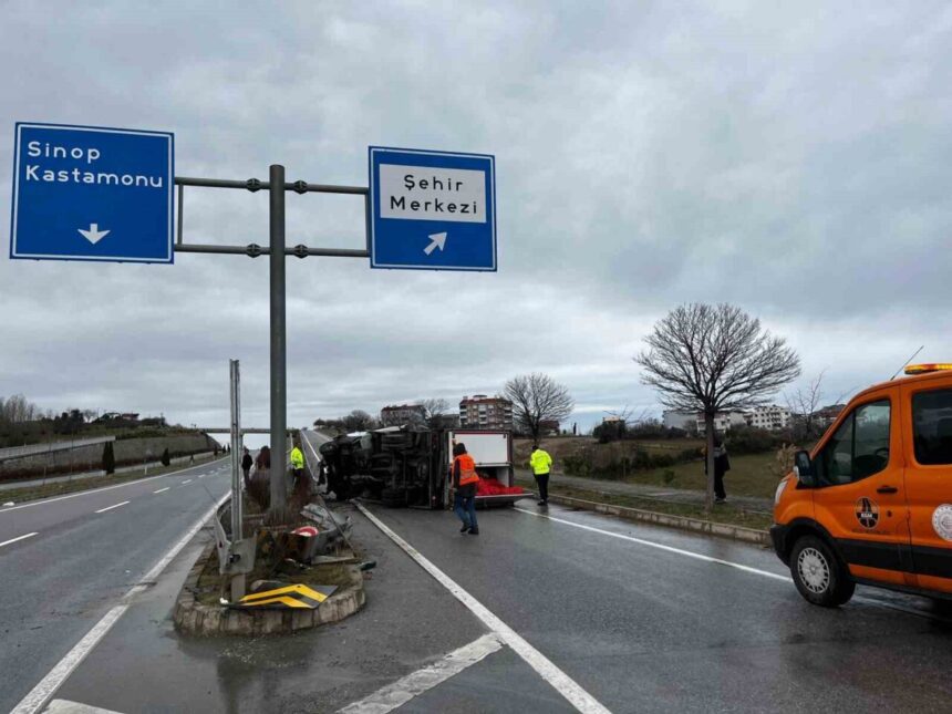 Gerze ilçesinde kontrolden çıkan kamyonet devrildi. Gerze ilçesinde kontrolden çıkan kamyonet devrildi.