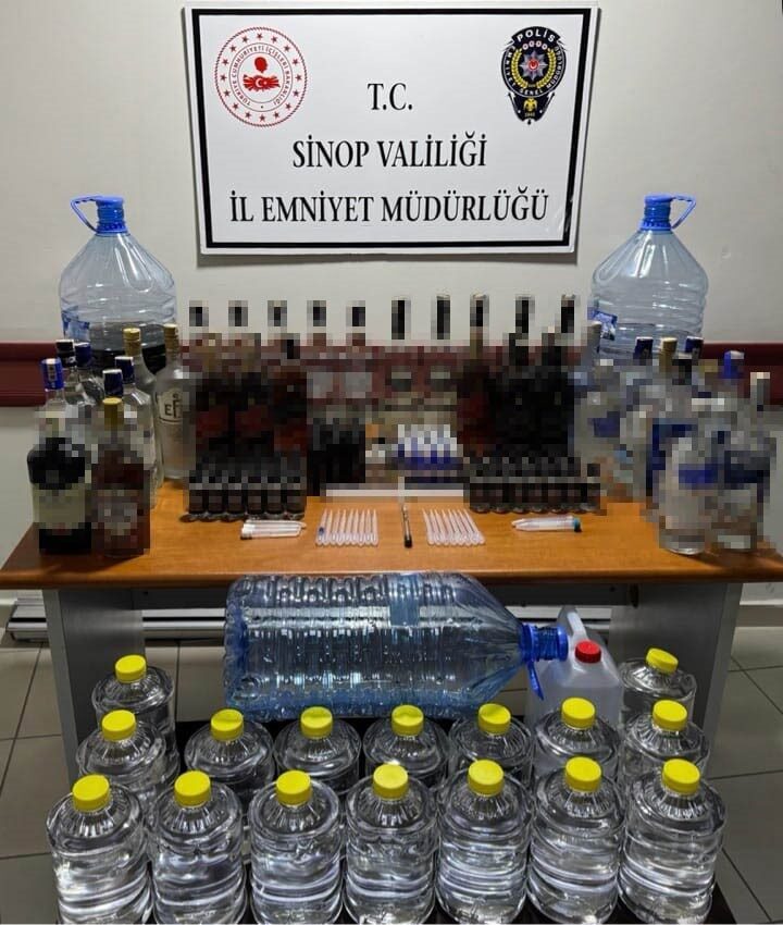 Sinop’ta sahte alkol üretimine yönelik operasyonda çok sayıda kaçak ürün ele geçirildi. Sinop’ta sahte alkol üretimine yönelik operasyonda çok sayıda kaçak ürün ele geçirildi.