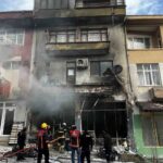 Gerze’deki motosiklet tamirhanesinde çıkan yangında dükkan kullanılamaz hale geldi, 1 kişi yaralandı.