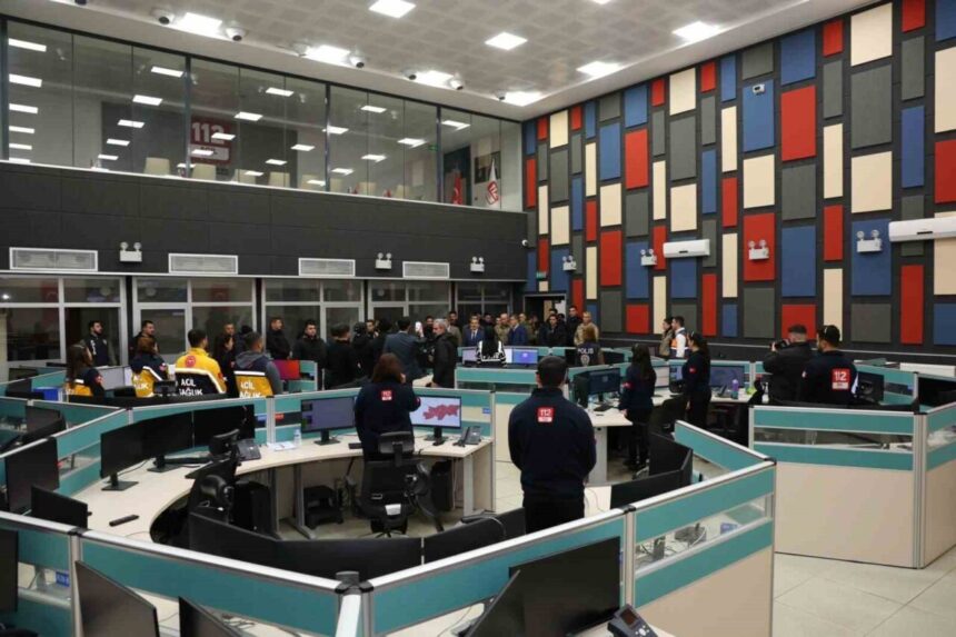 Şırnak 112 Acil Çağrı Merkezi, 2025’te toplamda 549 bin çağrı alarak asılsız aramaların etkisine dikkat çekti. Şırnak 112 Acil Çağrı Merkezi, 2025’te toplamda 549 bin çağrı alarak asılsız aramaların etkisine dikkat çekti.