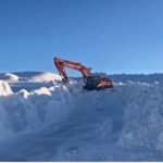 Şırnak’ta karla mücadele çalışmaları hız kesmeden devam ediyor. Ekipler yolları açmak için yoğun çaba gösteriyor.