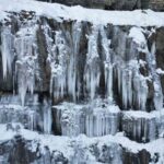 Beytüşşebap’ta kar yağışının ardından oluşan buz sarkıtları dronla kaydedildi.