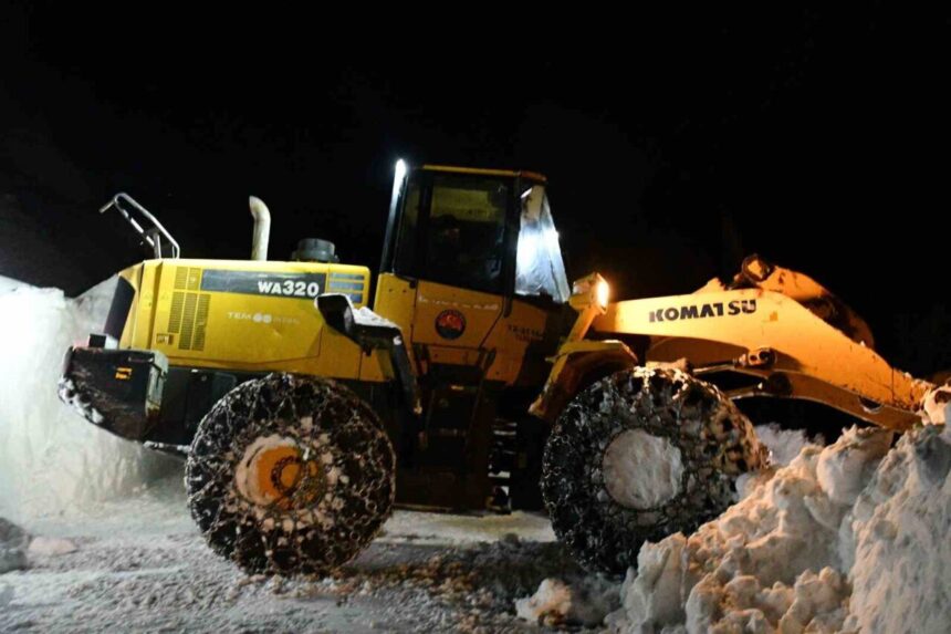 Şırnak’ta Süregelen Kar Yağışı, Hayatı Olumsuz Etkiliyor ve Yollar Yeniden Kapanıyor Şırnak’ta Süregelen Kar Yağışı, Hayatı Olumsuz Etkiliyor ve Yollar Yeniden Kapanıyor