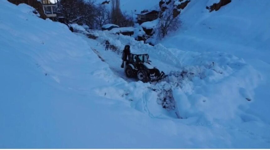 Şırnak’ta karla mücadele çalışmaları sürüyor; çığ riskine rağmen yollar açılıyor. Şırnak’ta karla mücadele çalışmaları sürüyor; çığ riskine rağmen yollar açılıyor.