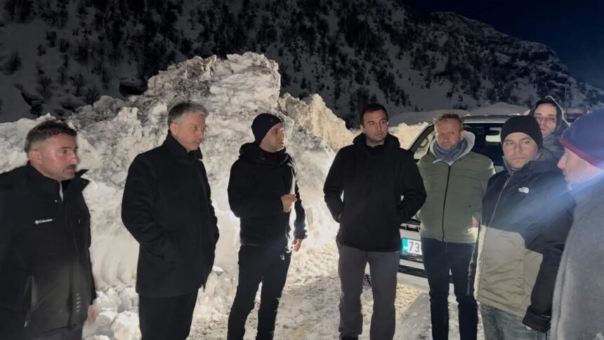 Şırnak’ta kar yağışı ulaşımı aksatırken, Kaymakamlar yol açma çalışmalarını yerinde inceledi.