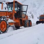 Beytüşşebap’ta karla kapanan yollar, ekiplerin çalışmalarıyla yeniden ulaşıma açıldı.