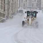 Şırnak’ta yoğun kar yağışı eğitime ara vermeye neden oldu; kreşler ve okullar bir gün kapalı kalacak.