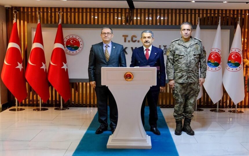 Göçmen Kaçakçılığıyla Mücadele Daire Başkanı Yalçın, Şırnak Valisi Ekici’yi ziyaret etti. Göçmen Kaçakçılığıyla Mücadele Daire Başkanı Yalçın, Şırnak Valisi Ekici’yi ziyaret etti.