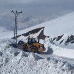 Şırnak’ta kar yığınları nedeniyle yol açma çalışmalarına DSİ ekipleri de destek sağladı.