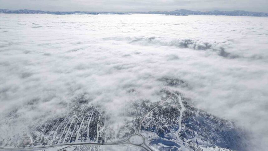 Kar ve sisle örtülen tarihi Harput Mahallesi, göz alıcı manzaralar sunuyor. Kar ve sisle örtülen tarihi Harput Mahallesi, göz alıcı manzaralar sunuyor.